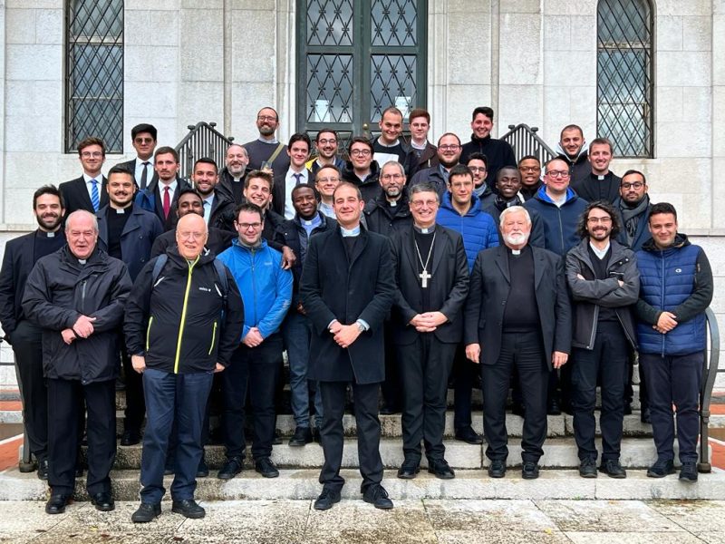 La foto dei seminaristi di Castellerio e del Redemptoris Mater con il Vescovo Enrico
